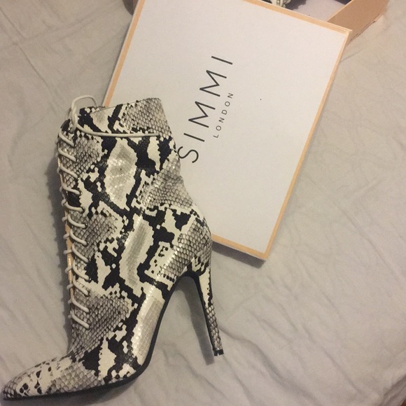SIMMI SHOES - BLACK/WHITE SNAKE PRINT ANKLE BOOTS - Picture 3 of 3